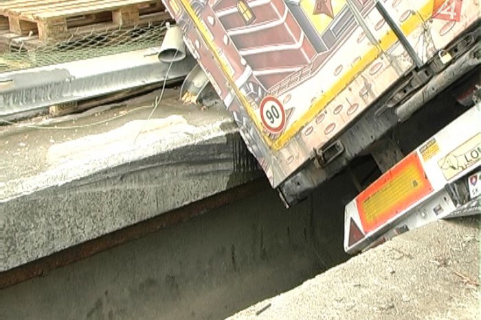 Ilustračný obrázok k článku V Žiline havaroval kamión: Narazil do múra mosta, odhodilo ho na cestu a zachytil audinu!